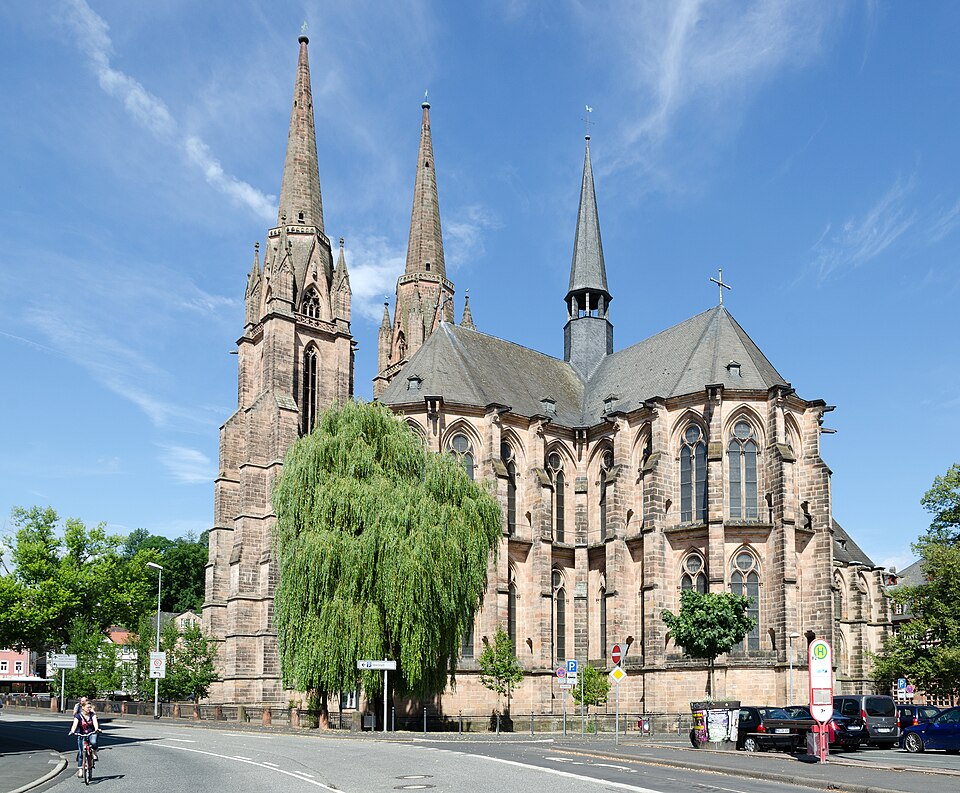 Fotografie der Elisabethkirche von Südosten mit Kirchenschiff und östlichen Chorteilen