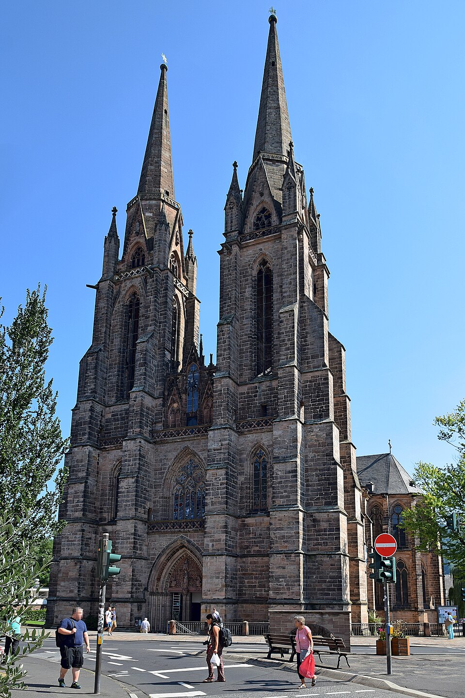 Fotografie der Westfassade der Elisabethkirche mit den beiden spitzen Türmen